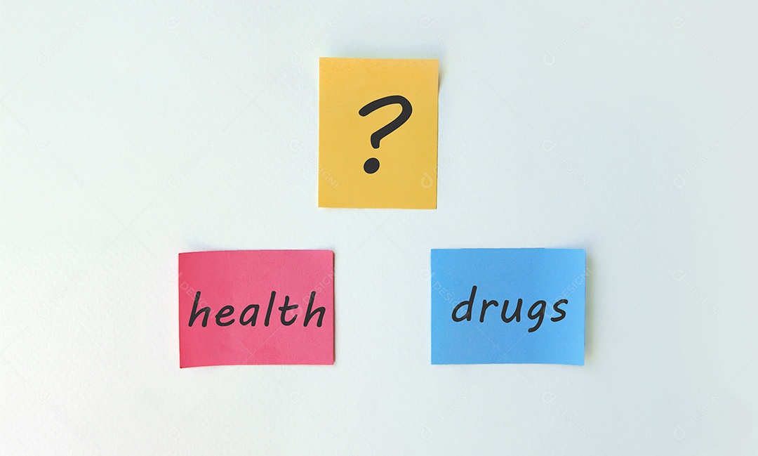 Papel post it pregados e escritos sobre fundo claro