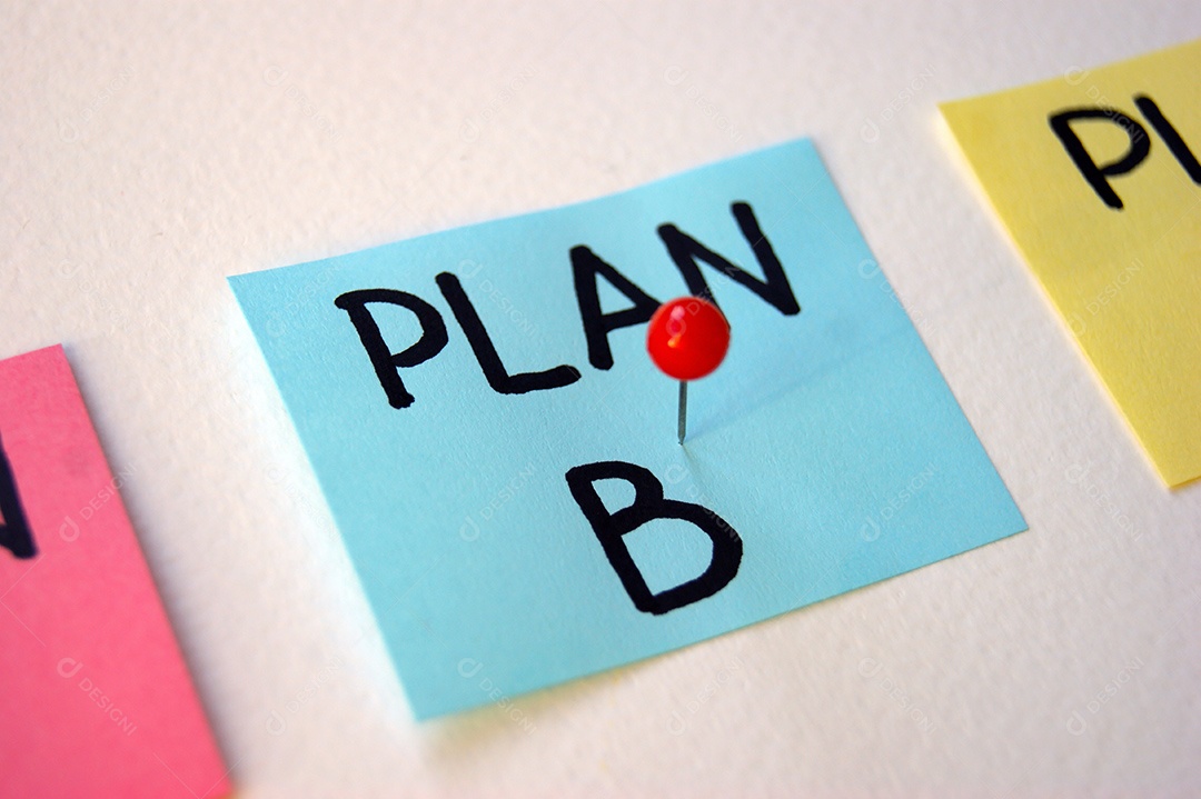 Papel post it pregados e escritos