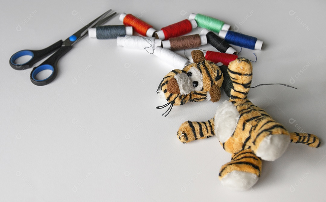 Brinquedo de pelúcia rasgado