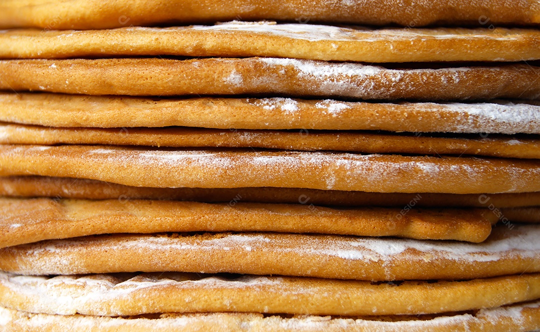 Camada de bolo assadas empilhadas