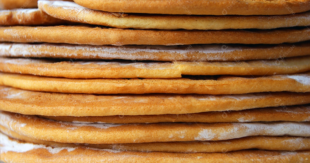 Camada redonda de bolo assado em um prato