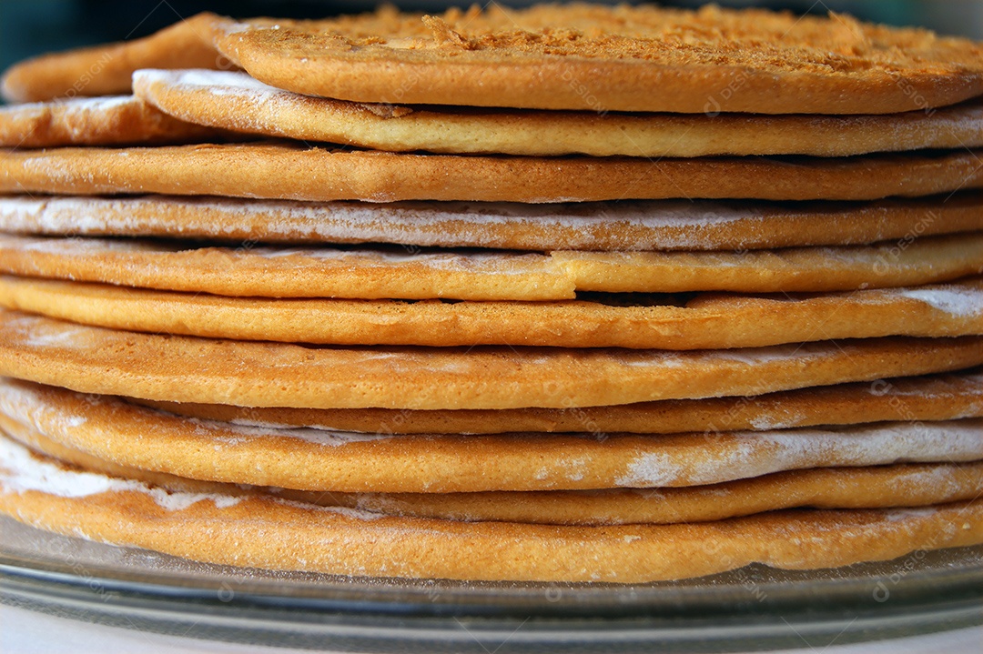 Camadas redondas de bolo assado empilhadas em um prato