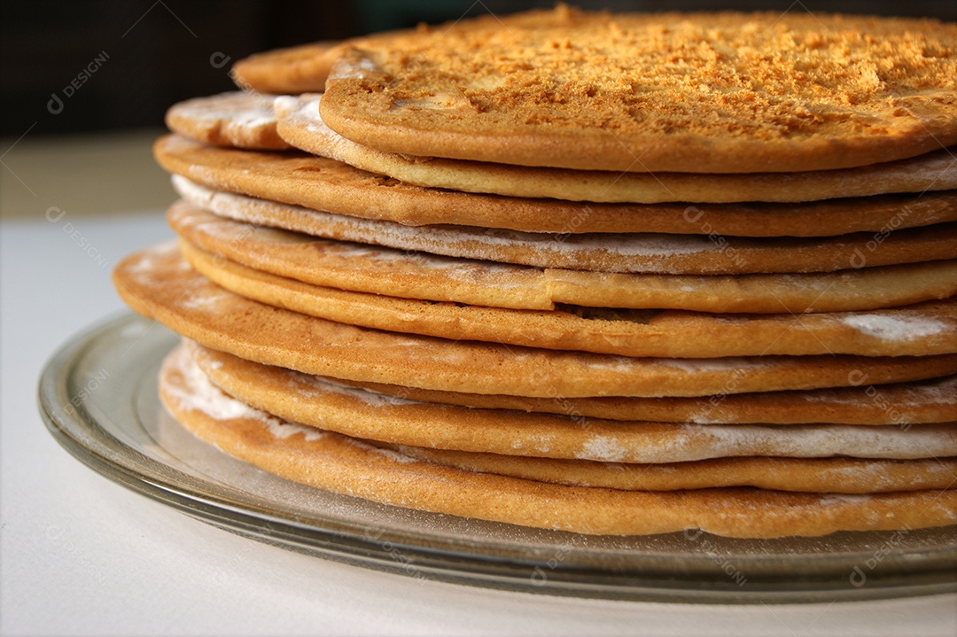 Camadas redondas de bolo assado empilhadas em um prato