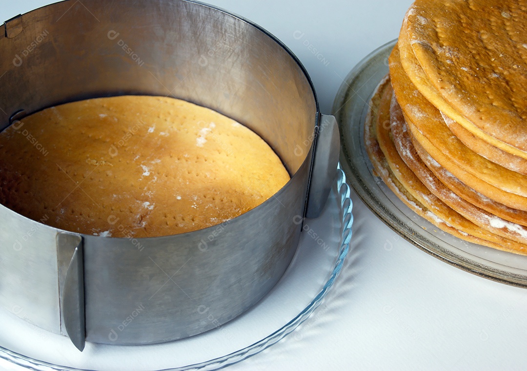 Processo de montagem de bolo em uma forma de metal