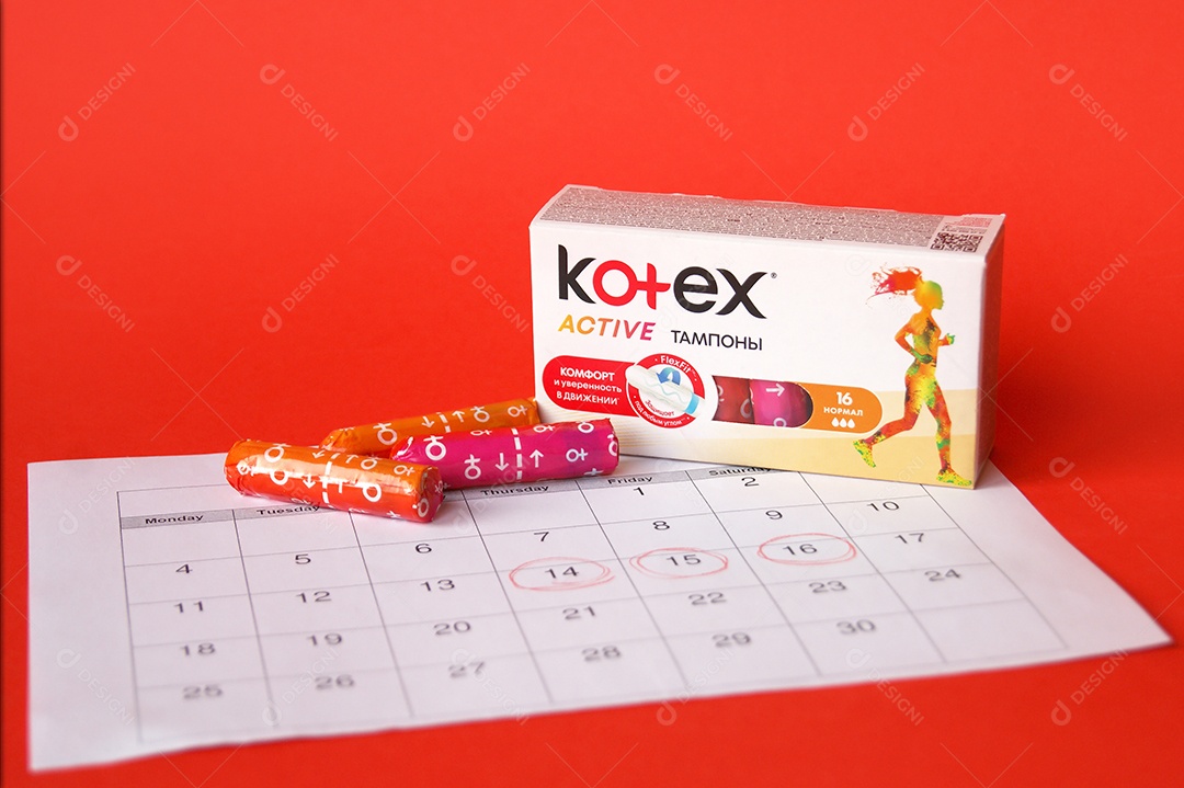 Caixa de absorvente kortex ob interno e calendário sobre fundo vermelho