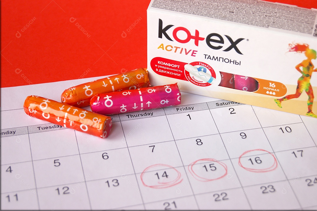 Caixa de absorvente kortex ob interno e calendário sobre fundo vermelho