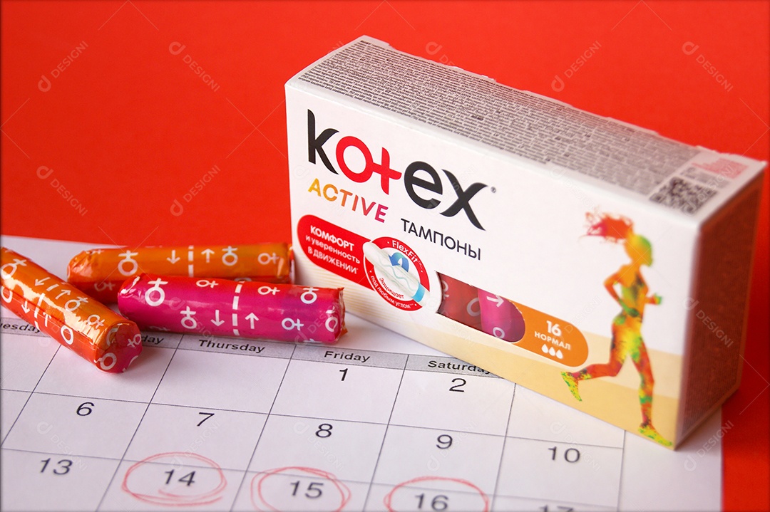 Caixa de absorvente kortex ob interno e calendário sobre fundo vermelho
