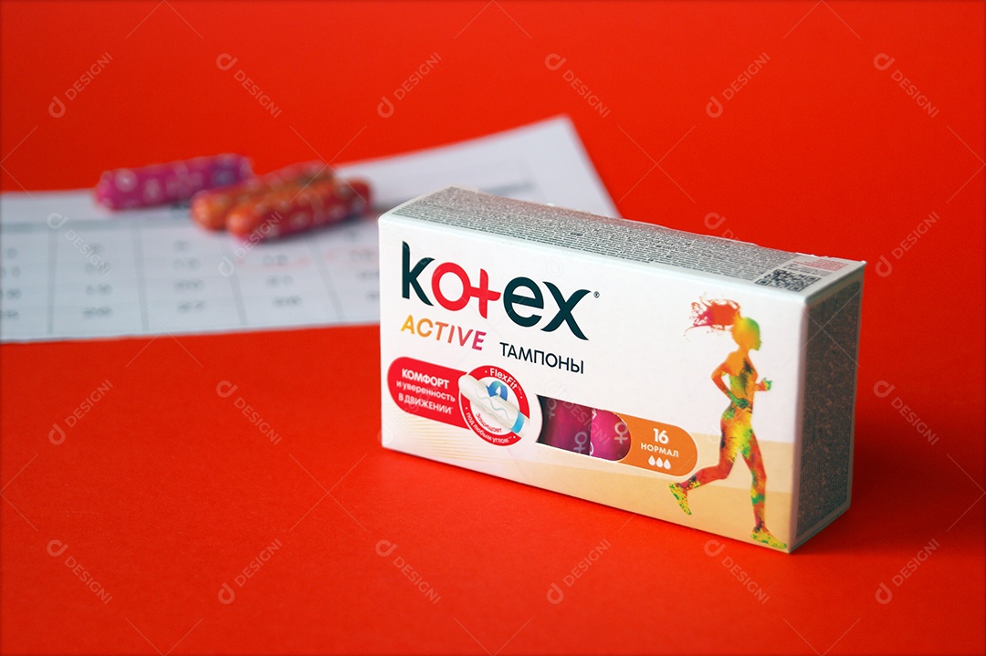 Caixa de absorvente kortex ob interno e calendário sobre fundo vermelho