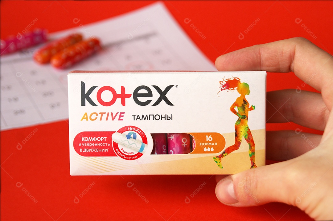 Caixa de absorvente kortex ob interno e calendário sobre fundo vermelho