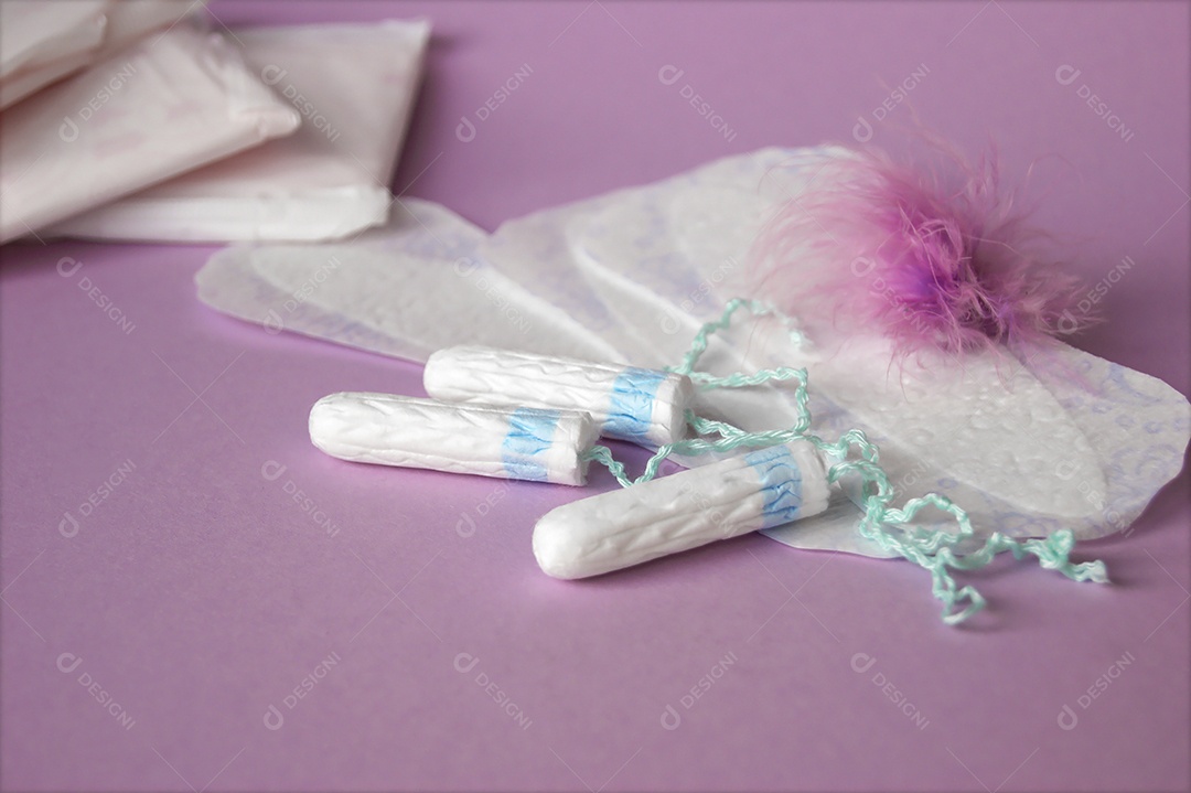 Absorventes ob e tradicional sobre fundo lilás