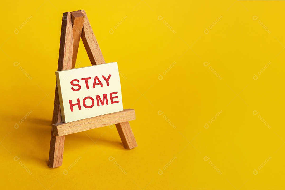 Adesivo com as palavras fique em casa sobre fundo isolado amarelo