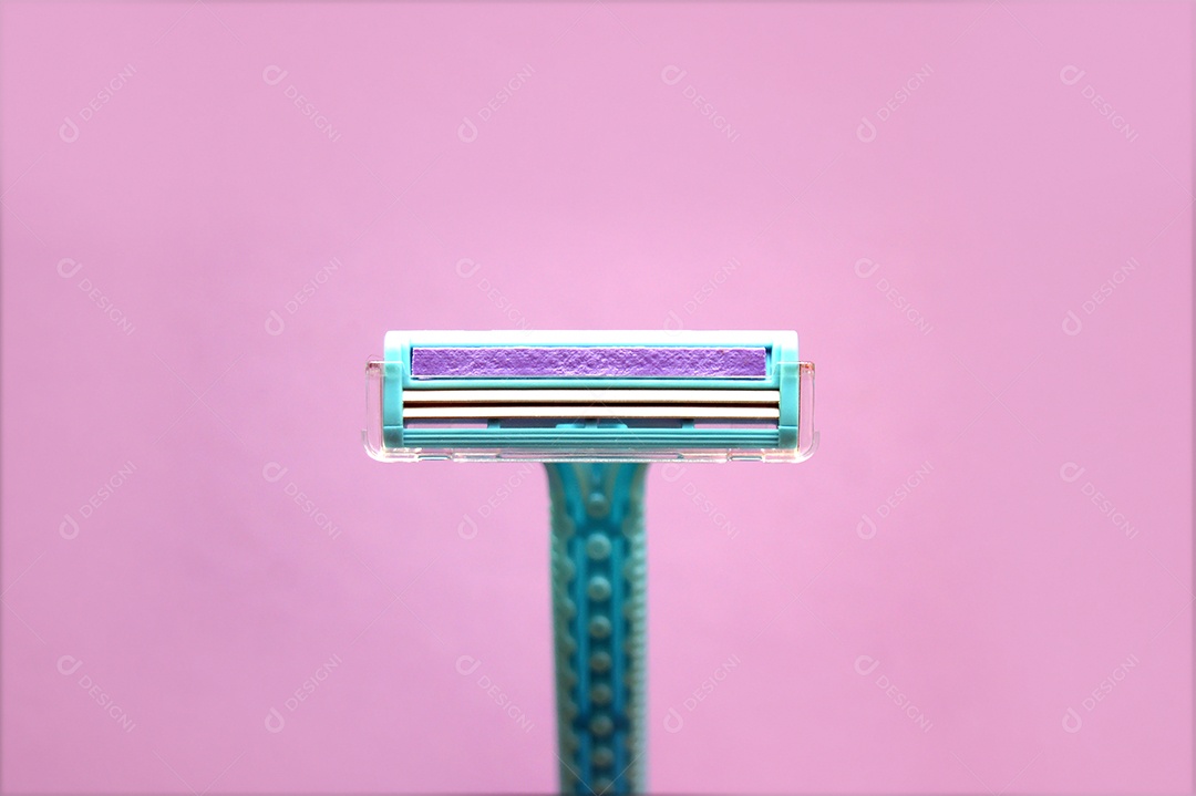 Barbeador descartável sobre fundo rosa