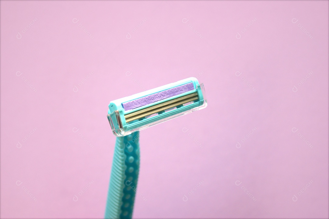 Barbeador descartável sobre fundo lilás