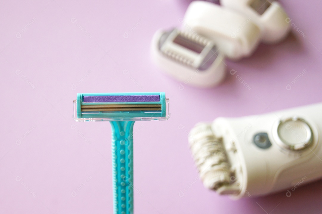 Barbeador descartável e máquina de barbear sobre fundo lilás