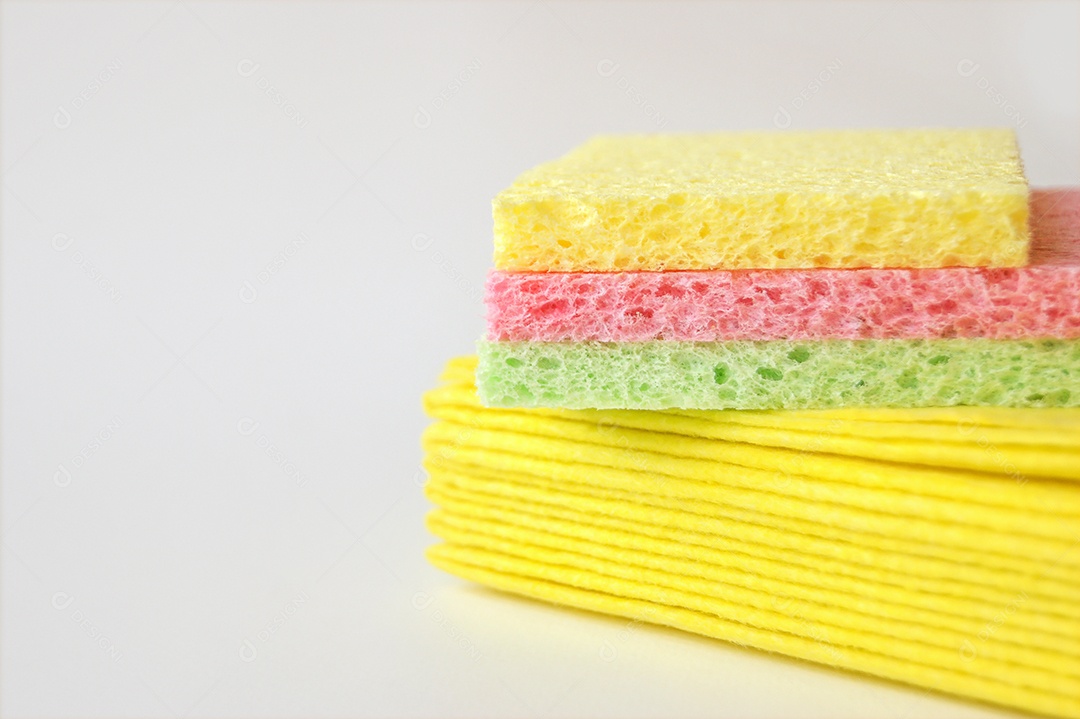 Esponjas de cores vivas para necessidades domésticas