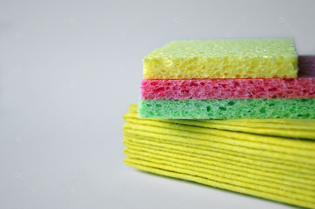 Esponjas de cores vivas para necessidades domésticas
