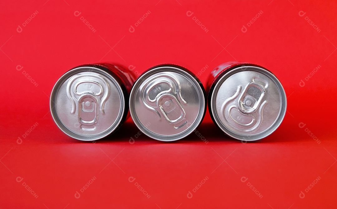 Latas de coca cola palito light lacradas sobre fundo vermelho