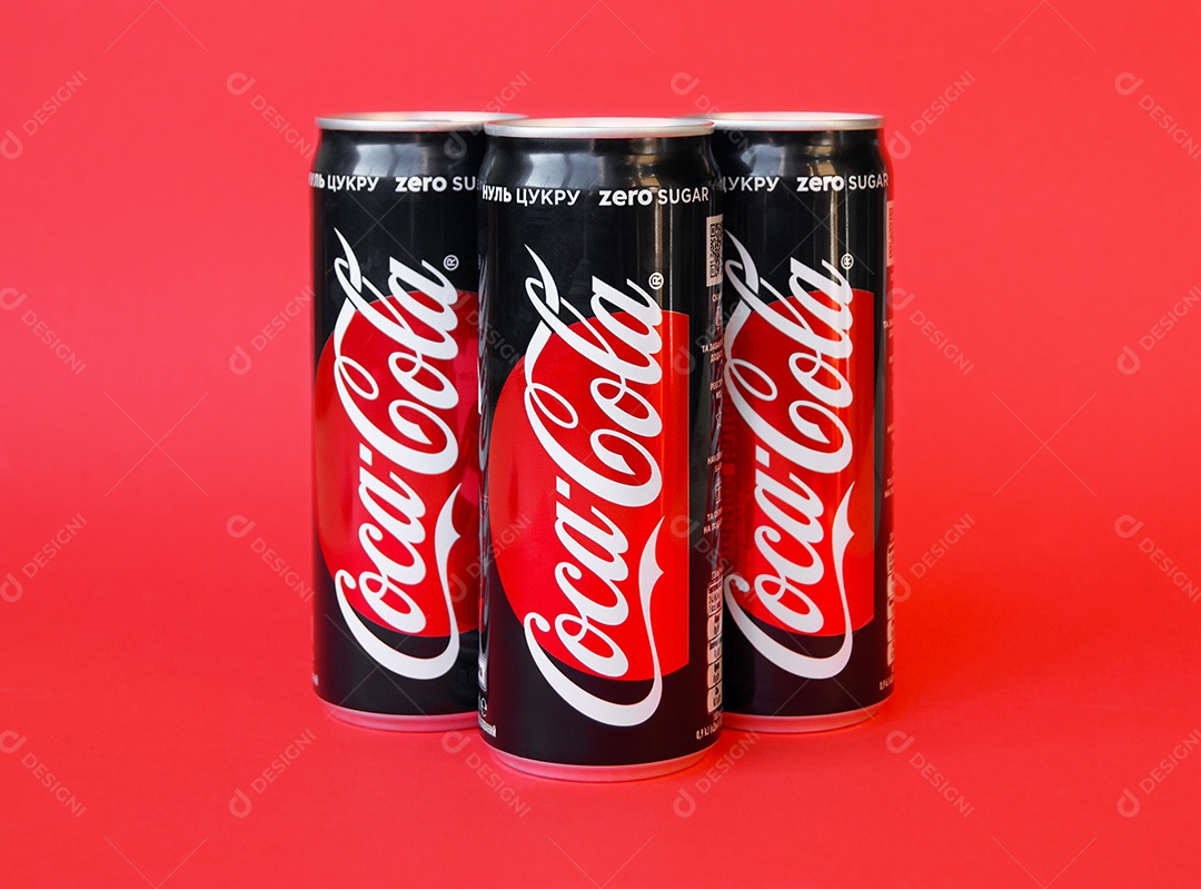 Latas de coca cola palito light sobre fundo vermelho