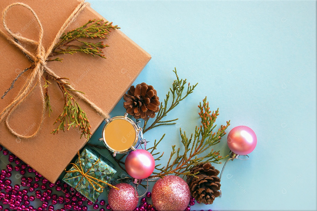 Caixa de presente decoração de natal e galho de árvore de abeto em fundo azul