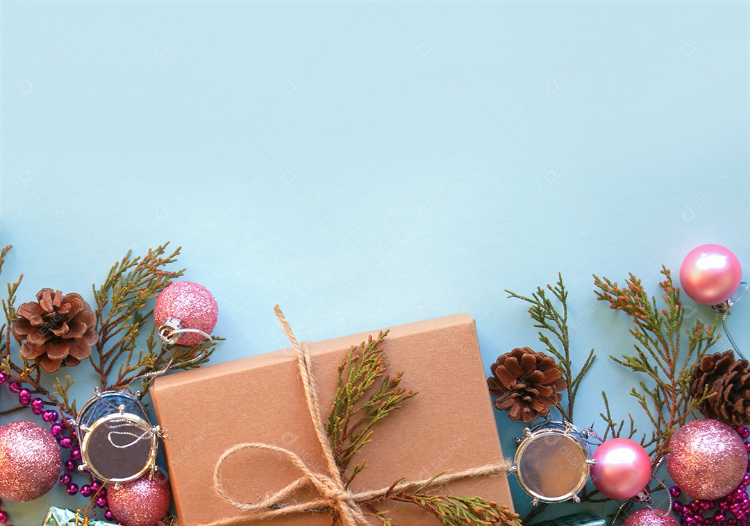 Caixa de presente decoração de natal e galho de árvore de abeto em fundo azul