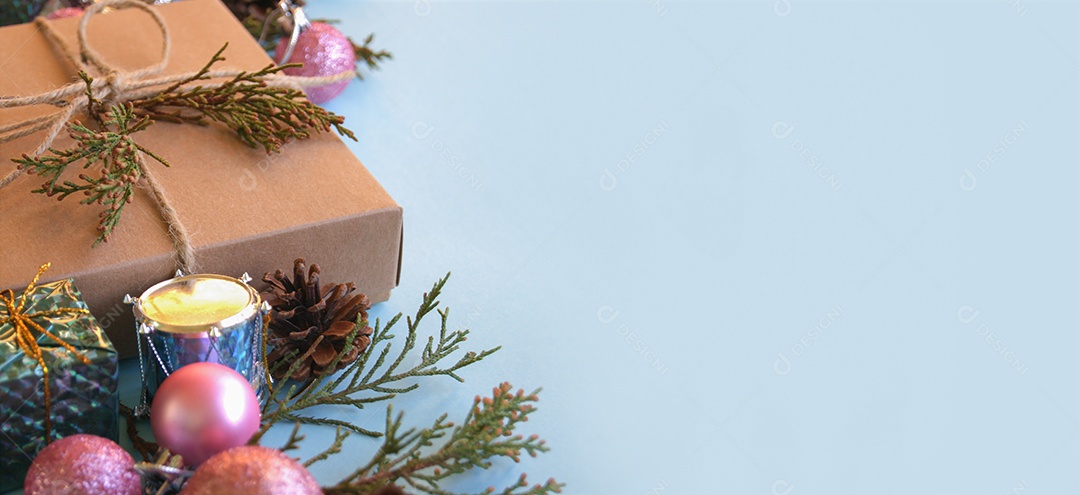 Caixa de presente decoração de natal e galho de árvore de abeto em fundo azul