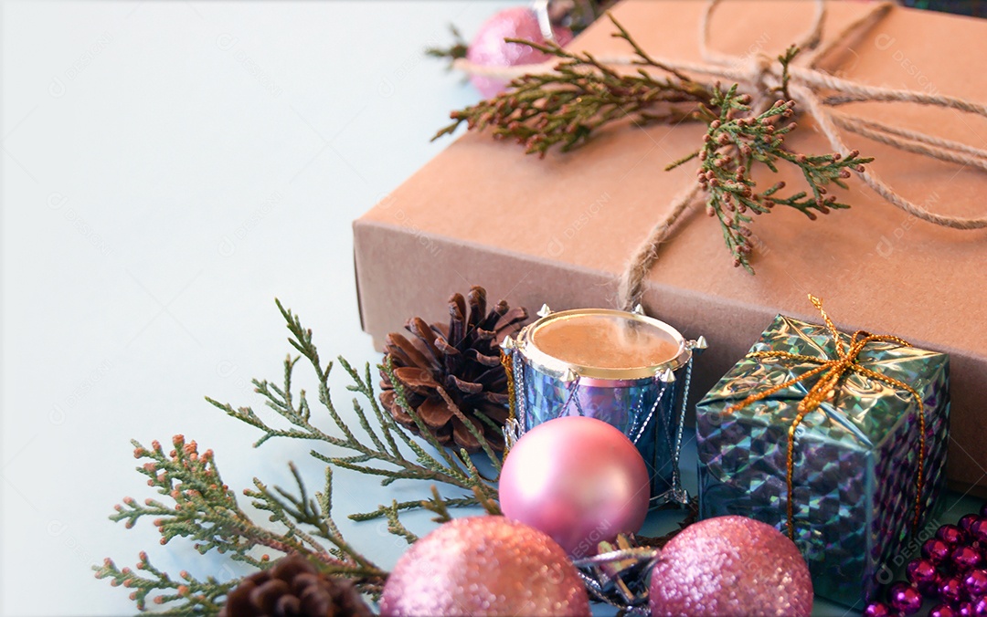 Caixa de presente decoração de natal e galho de árvore de abeto em fundo azul