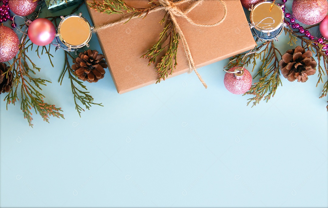 Caixa de presente decoração de natal e galho de árvore de abeto em fundo azul