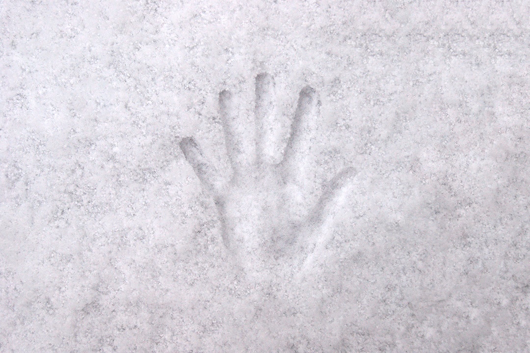 Marcas de mão na neve
