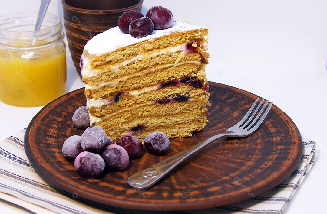 Fatia de bolo de mel caseiro fundo claro