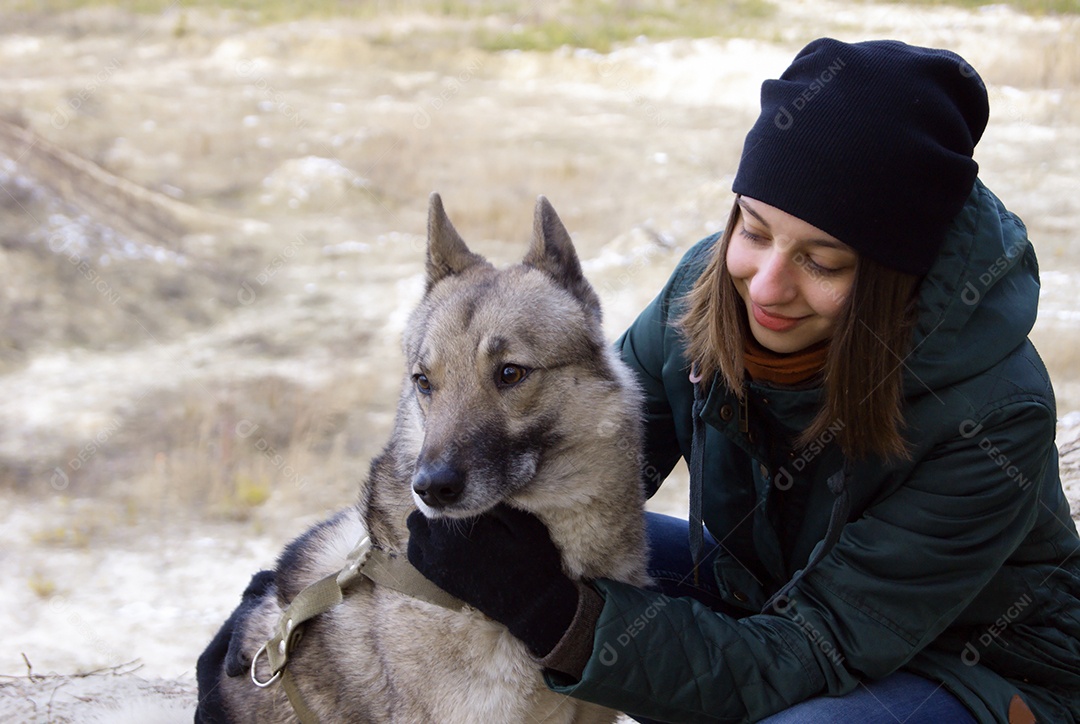 Mulher fazendo carinho em cachorro