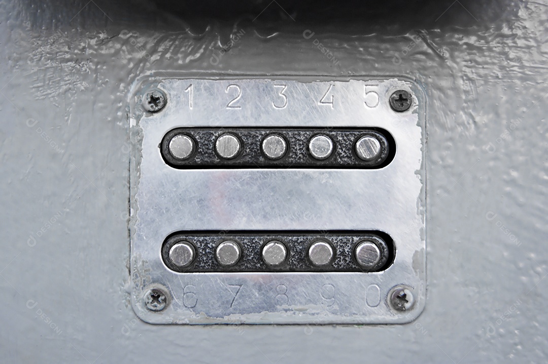 Fechadura de combinação mecânica na porta de ferro