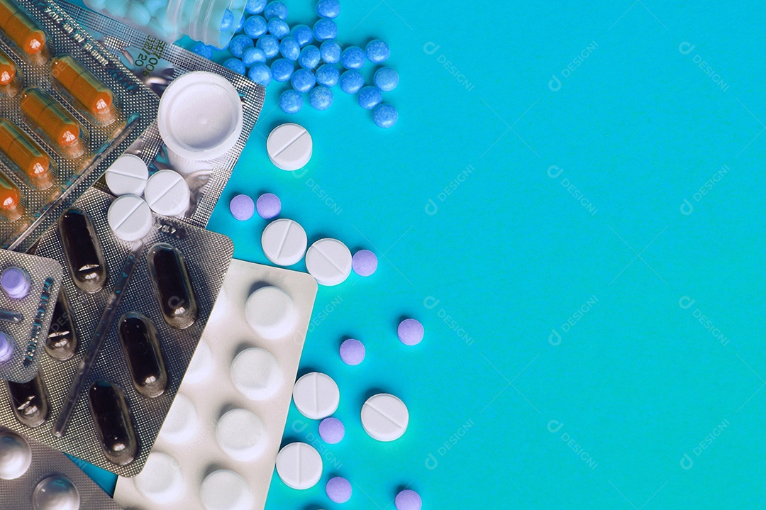 Vários remédios comprimidos capsulas sobre fundo azul