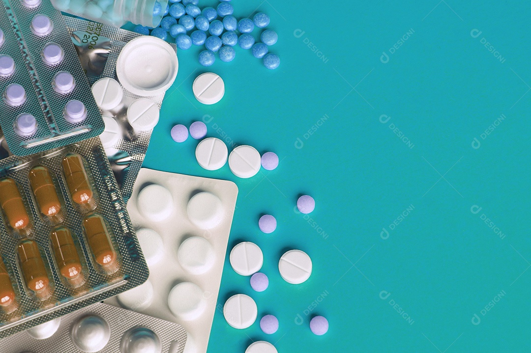 Cartelas de remédios e capsulas em fundo azul