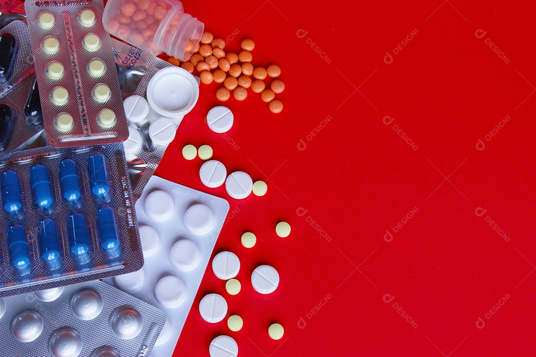 Cartelas de remédios e capsulas em fundo vermelho