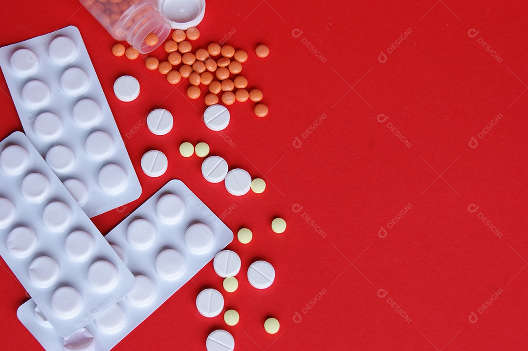Cartelas de remédios e capsulas em fundo vermelho