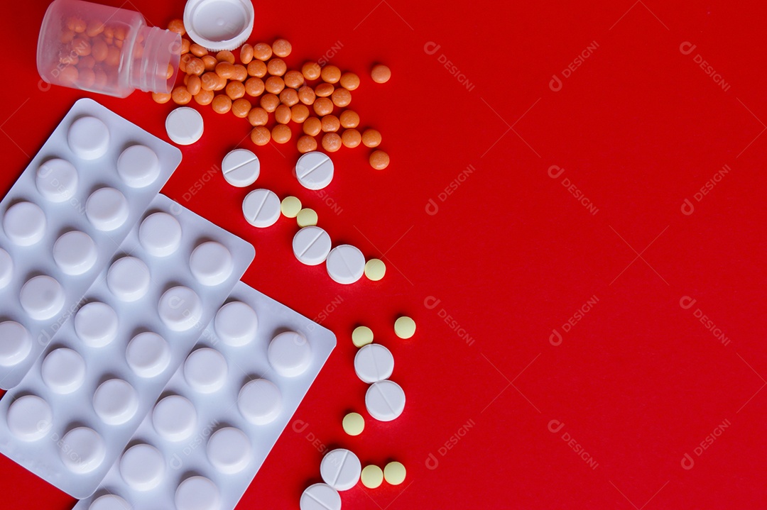 Cartelas de remédios e capsulas em fundo vermelho