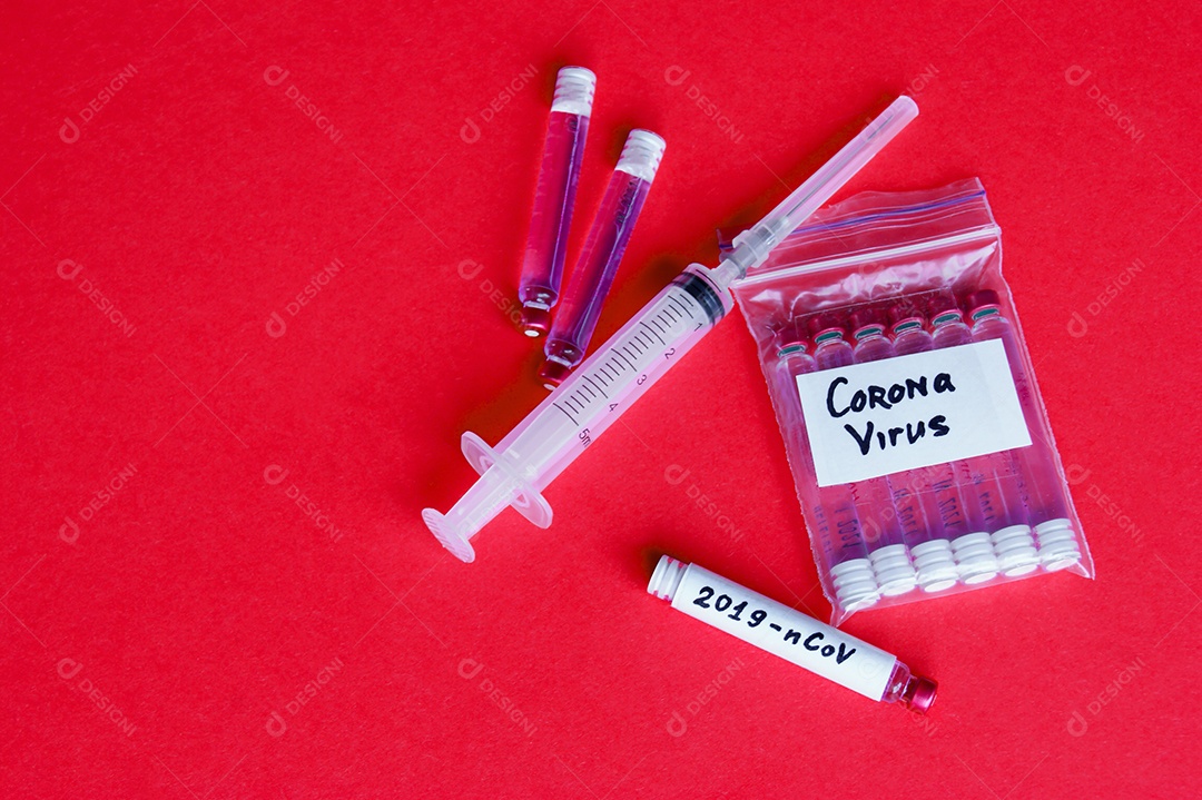 Seringa e ampolas com vacina contra o vírus sobre fundo isolado vermelho