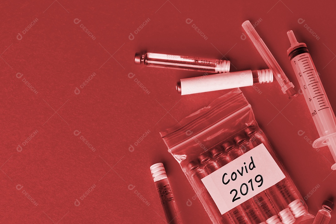 Seringa e ampolas com vacina contra o vírus