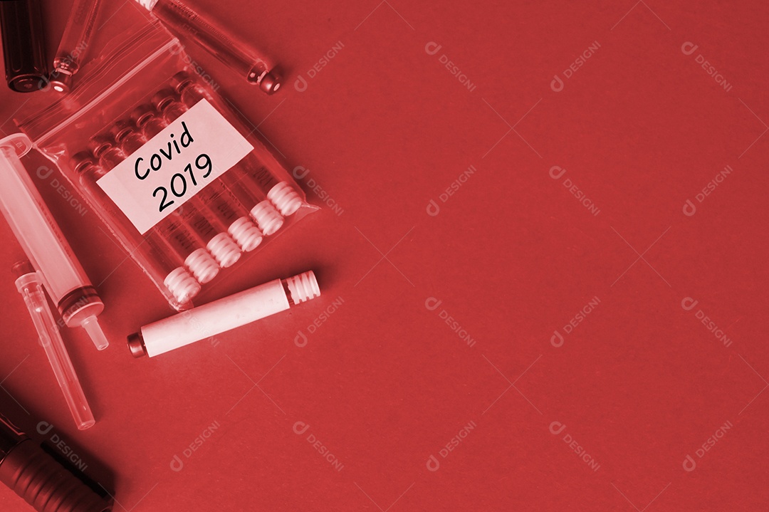 Seringa e ampolas com vacina contra o vírus