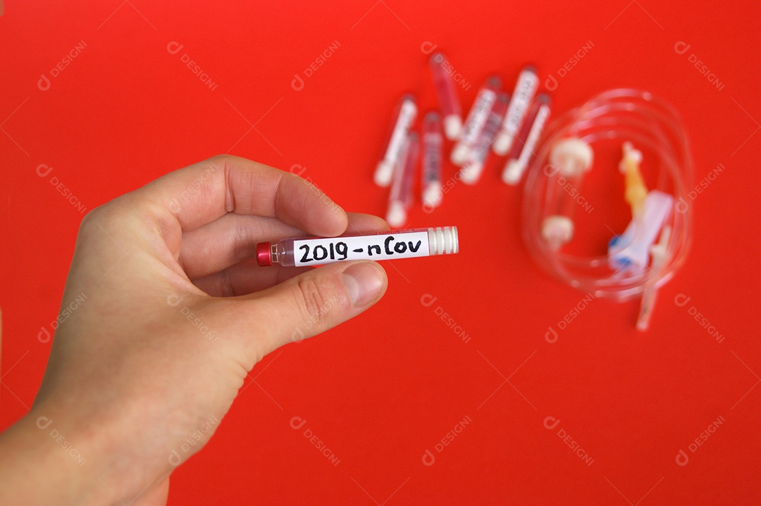 Tubos coletores e cateter sobre fundo vermelho