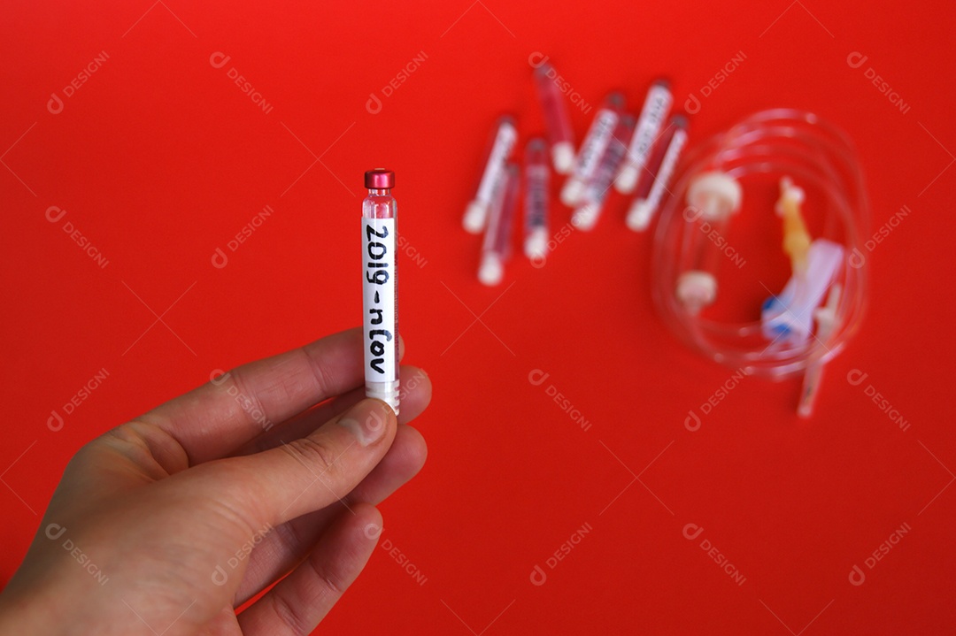 Tubos coletores e cateter sobre fundo vermelho