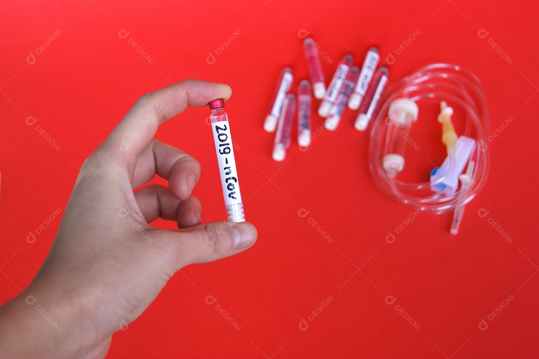 Tubos coletores e cateter sobre fundo vermelho