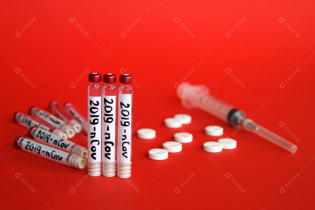 Tubos coletores seringa com agulha sobre fundo vermelho