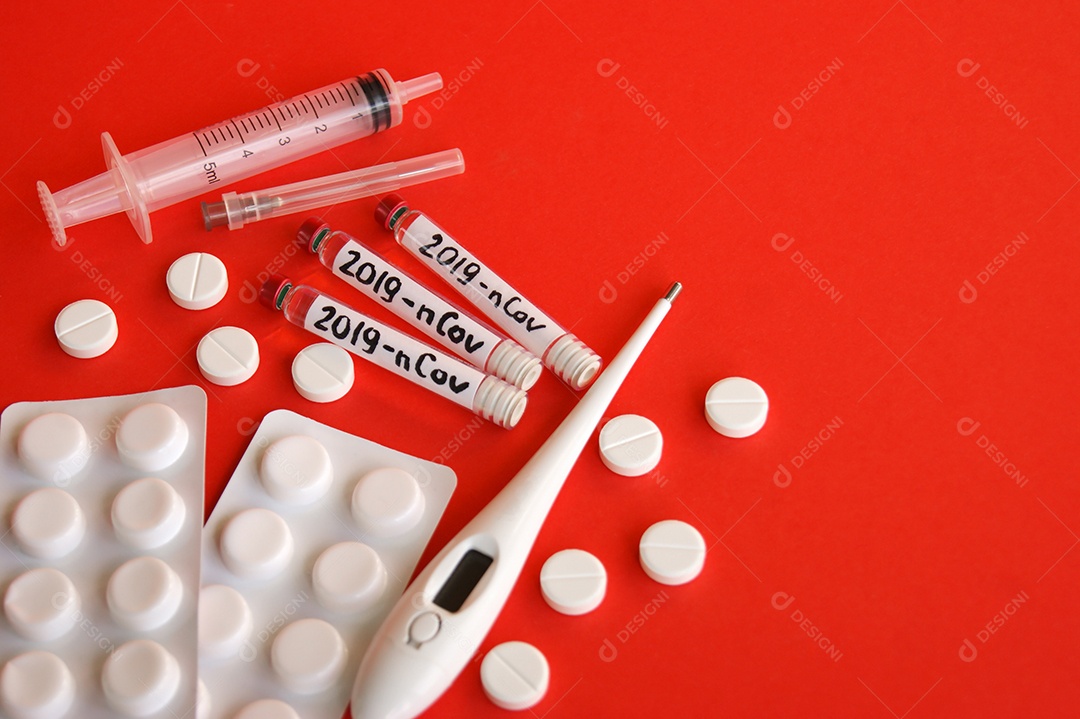 Cartelas de comprimidos tubos coletores seringa e agulha termômetro sobre fundo vermelho