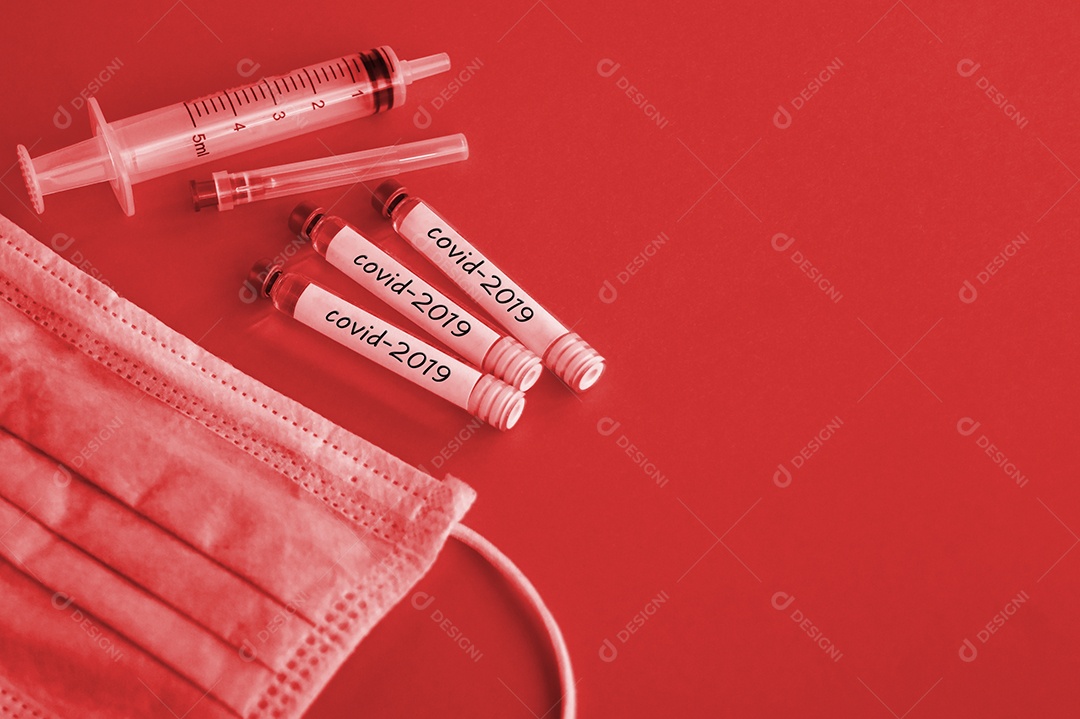 Máscara seringa agulhas e tubos coletores sobre fundo vermelho