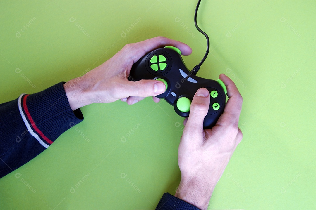Mãos masculinas segurando controle de videgame
