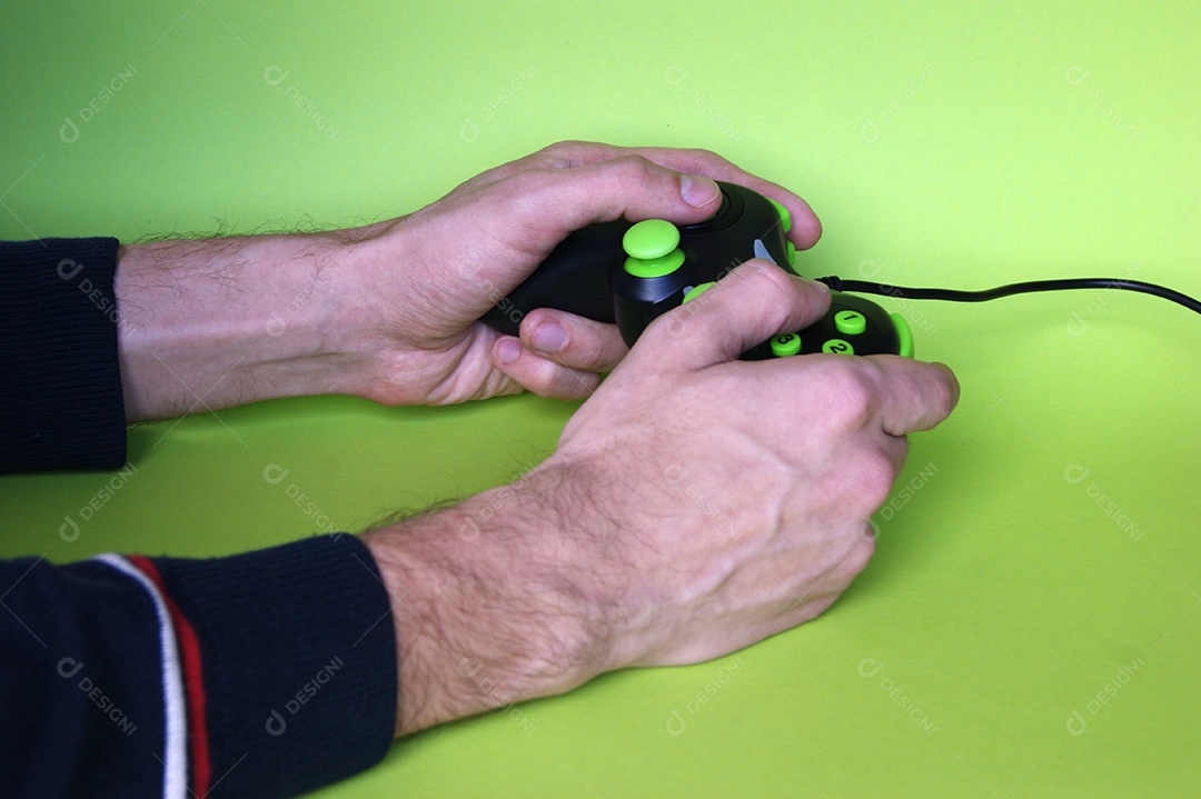 Mãos masculinas segurando controle de videgame