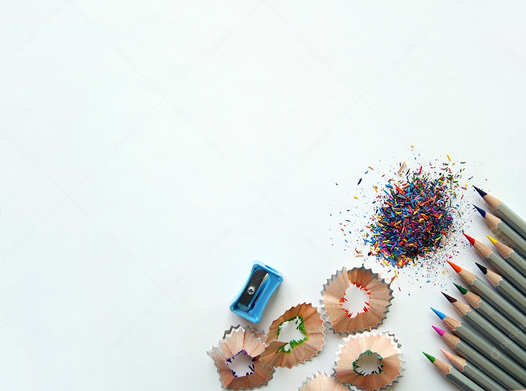 Casca de madeiro de lápis de cor pontas e apontador