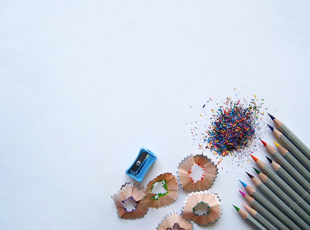 Lápis de colorir pontas e casca de madeira apontador em fundo isolado claro