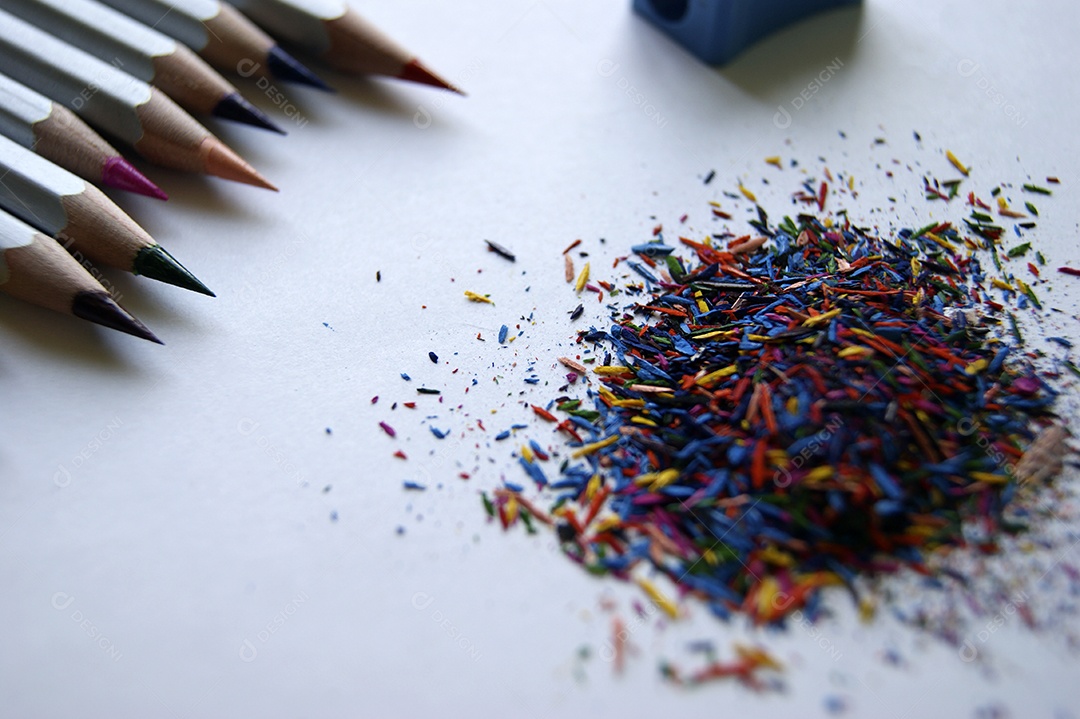 Lápis de colorir pontas apontador em fundo isolado claro